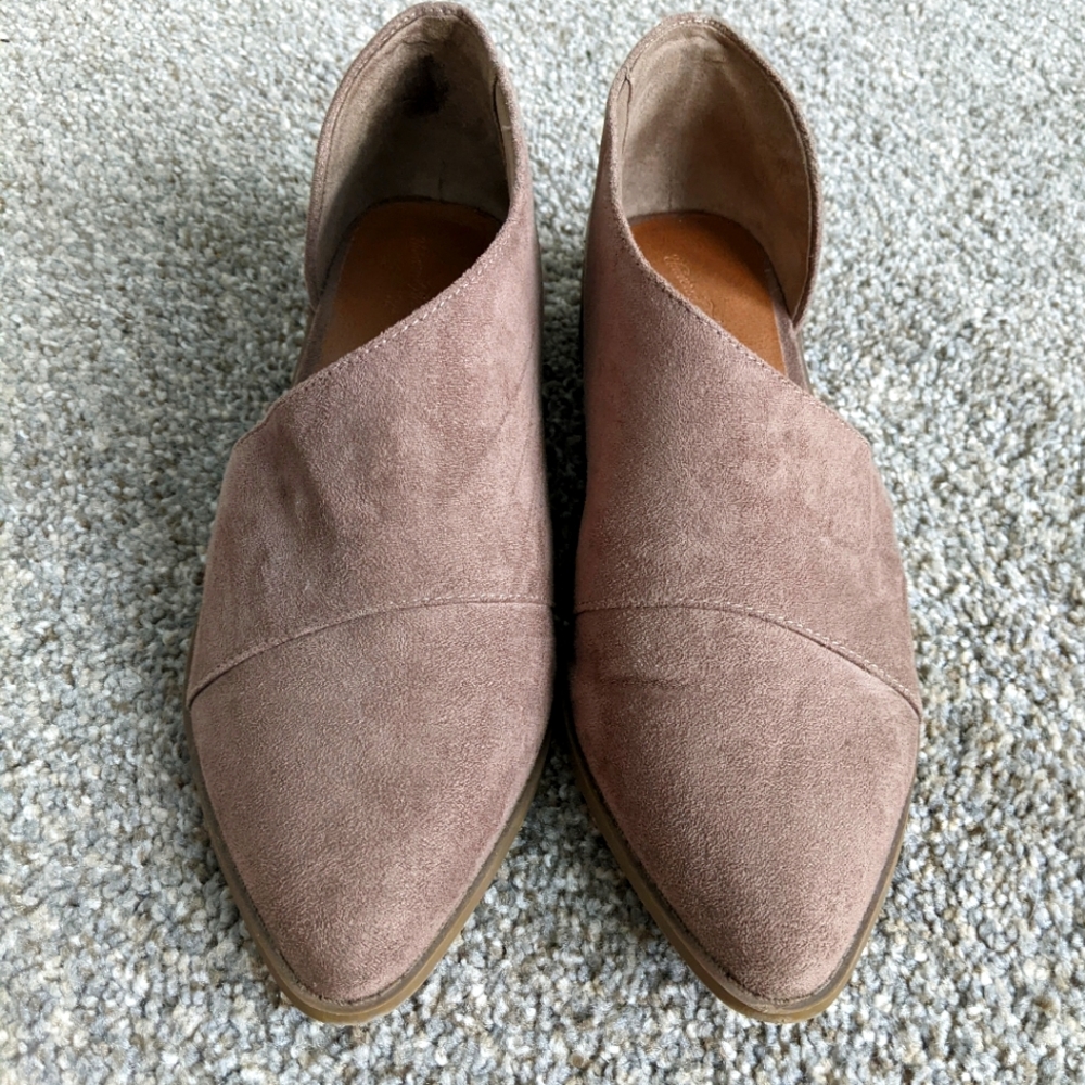 Pointed toe shoes